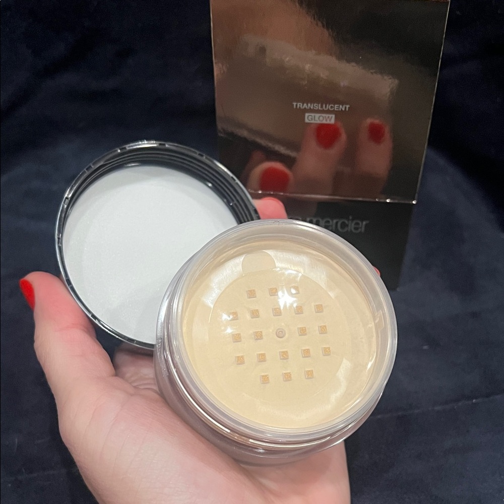 Laura Mercier Translucent Loose Setting Powder - Glow - Picture 5 of 5